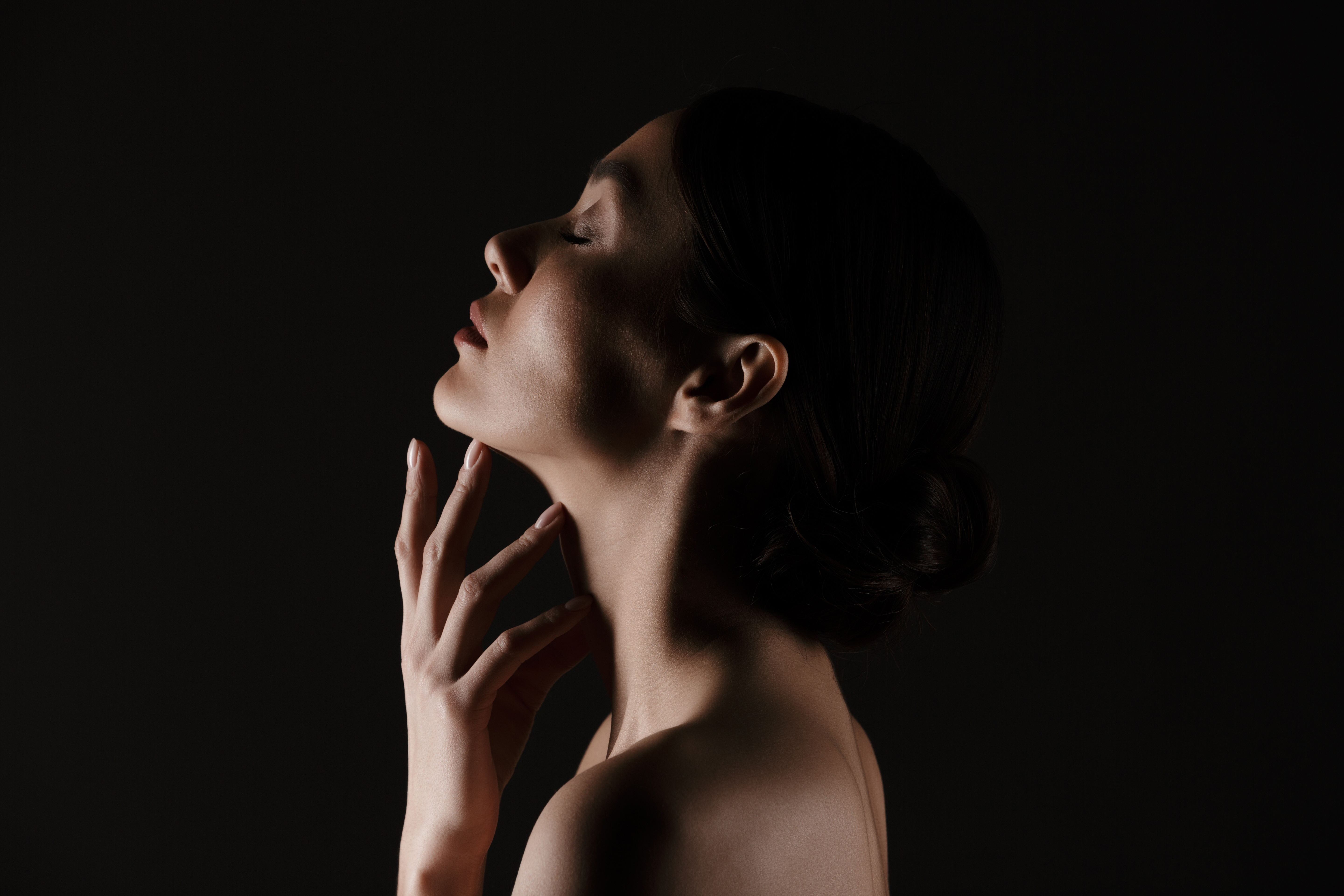Evaluación médica de la flacidez facial en clínica estética de Granollers